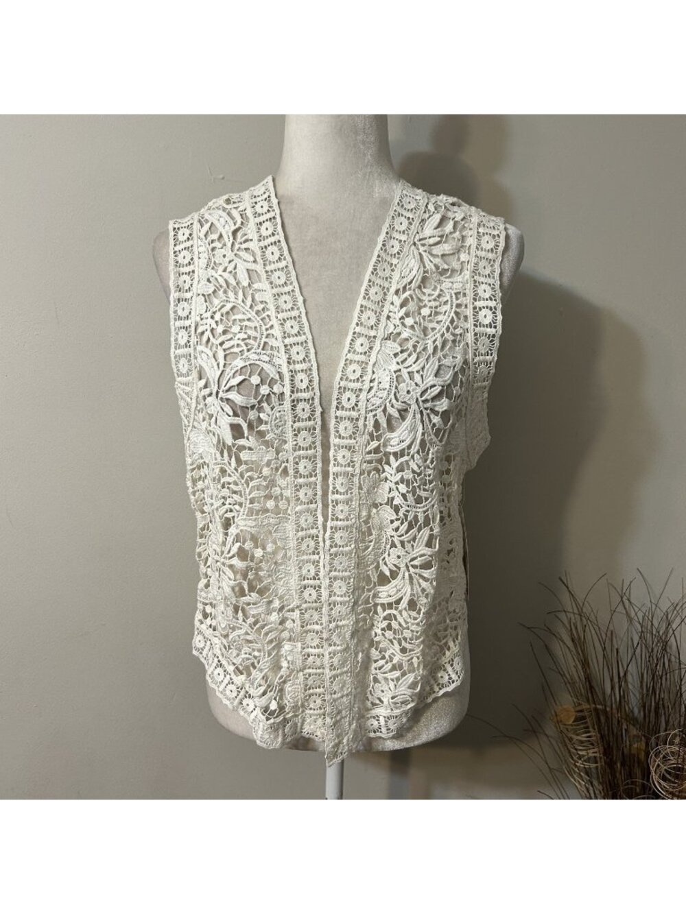 NWT Karen Kane LIFESTYLE CROCHET LACE VEST Ivory & White Sleeveless Open Front M